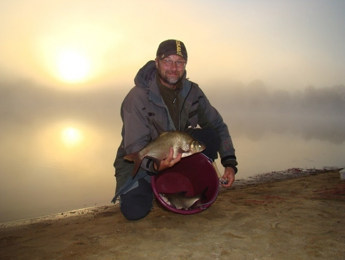 А рыба продолжает клевать