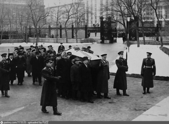 Вечный огонь. Как неугасающее пламя стало символом памяти о Великой Отечественной войне