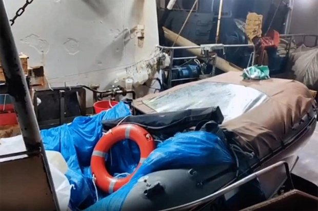 «Моих родных забрало море» Россиянин чудом выжил после 67 дней морского дрейфа на лодке. За что его хотят посадить на три года?