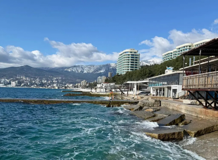 Ловите лето в мае: 6 направлений, где вода уже как парное молоко, а курорты ещё не заполнились