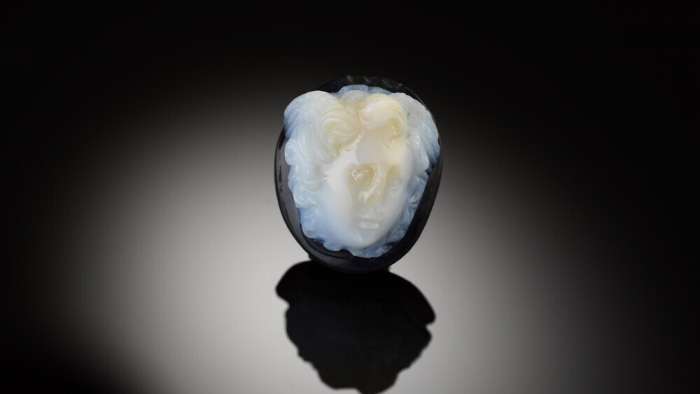 В Альпах обнаружили 2000-летний драгоценный камень с ликом Медузы