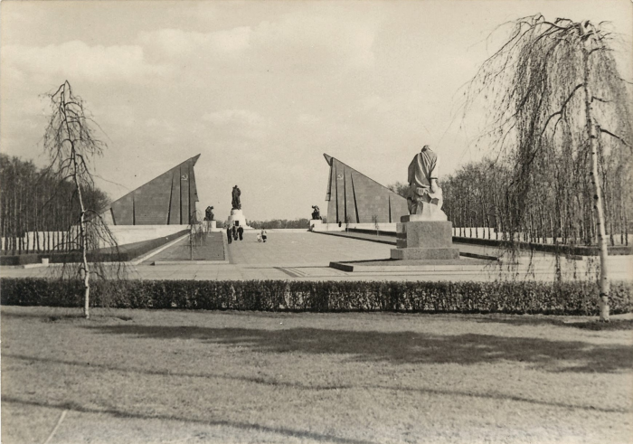 Воин-освободитель. Как в Трептов-парке появился главный памятник победе над фашизмом