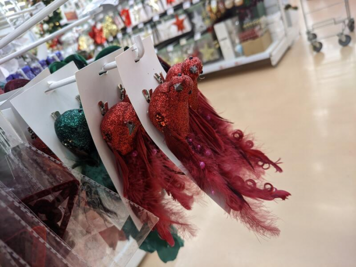 Мохнатые, аппетитные и черные. Какие новогодние игрушки можно найти в магазинах Барнаула