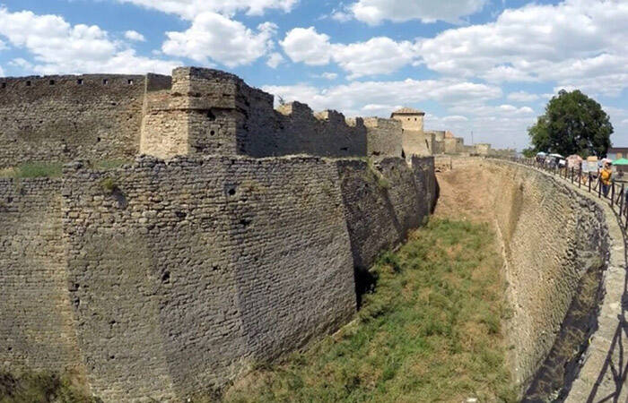 Зачем вокруг средневековых замков выкапывали огромные рвы