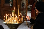 Свечи, молитвы и милостыня: фоторепортаж из храма Иоанна Богослова в день Радоницы