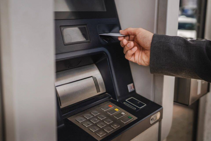 Для чего в отеле стоит подвесить стакан на ручку двери