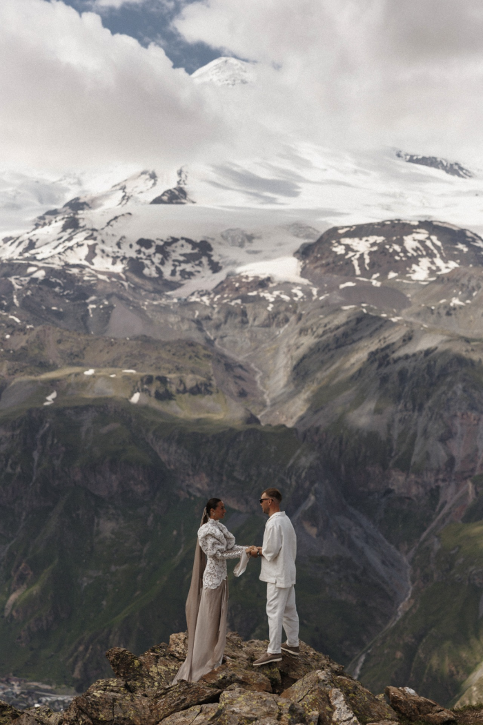 Выездная церемония в горах и платье невесты с отсылками к традициям народа Кавказа - свадьба на плато Бермамыт