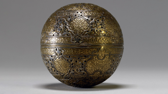 Тепло в кармане, под столом и у ног: как раньше спасались от холодов