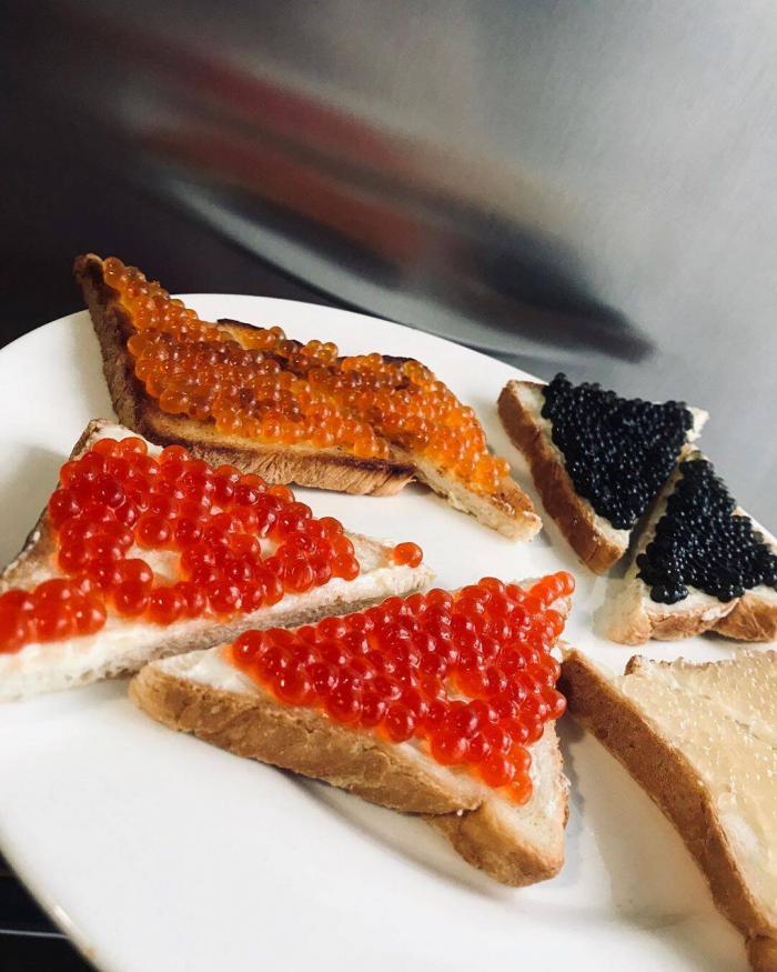 Чёрная и красная икра: в чём разница и почему чёрная дороже