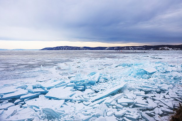 «Буханка» с китайцами ушла под лед в запретном районе Байкала. Есть жертвы