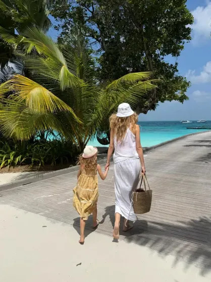 Круизы, бикини и выставки: где и как отдыхают Ксения Собчак, Кристина Романова с детьми, Виктория Лопырёва, Екатерина Климова и жена миллионера Инесса Шевчук