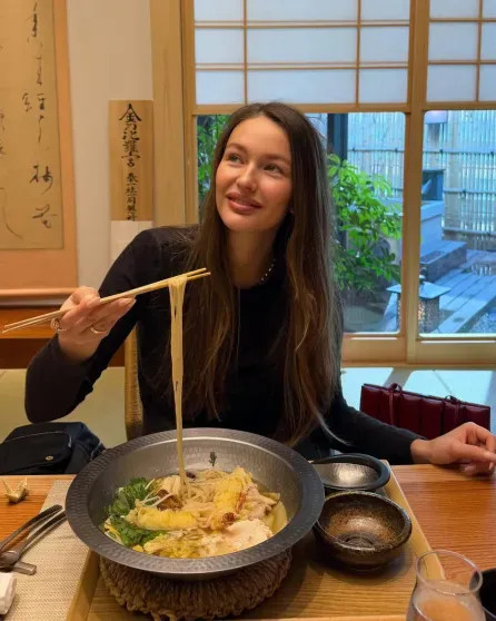 Круизы, бикини и выставки: где и как отдыхают Ксения Собчак, Кристина Романова с детьми, Виктория Лопырёва, Екатерина Климова и жена миллионера Инесса Шевчук