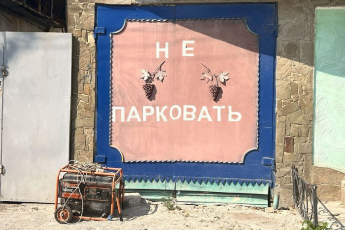 Как Крым переживает это лето. «Что нам война, жизнь — это счастье»