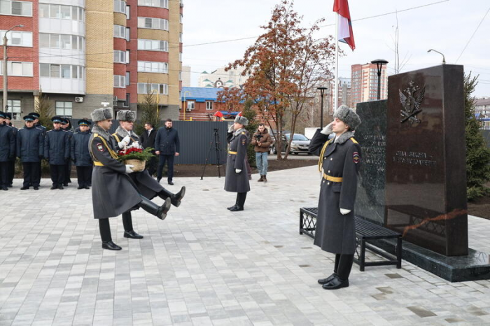 В Барнауле открыли первый в России памятник судебным приставам. Фото
