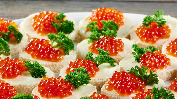 Новогодняя классика: изысканные блюда с красной икрой