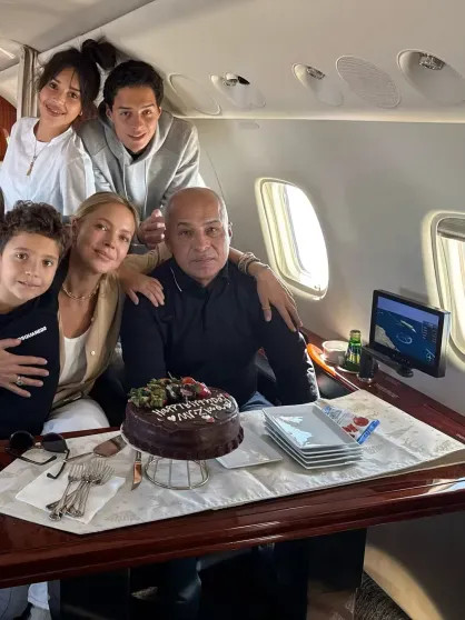 Частный самолёт и спа-отель в пустыне: Виктория и Диана Манасир отметили 60-летие миллиардера Зияда Манасира в Саудовской Аравии