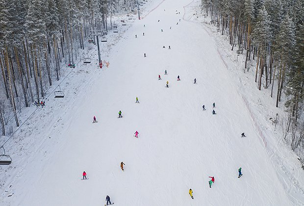 Лучшие горнолыжные курорты России. Где можно покататься на лыжах и сноуборде зимой 2025-2026?