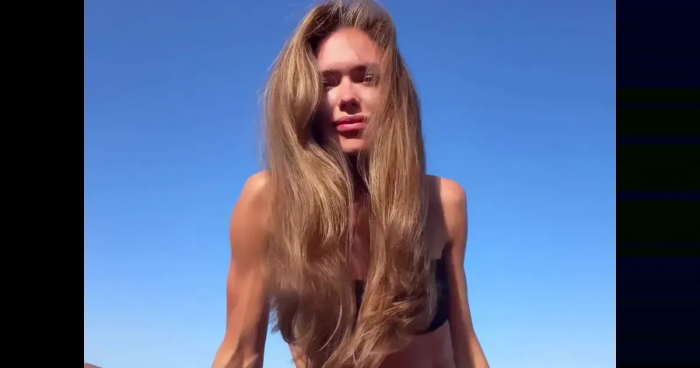 Стеша Маликова снялась в бикини на фоне критики "мужеподобной" фигуры и подозрений в анорексии