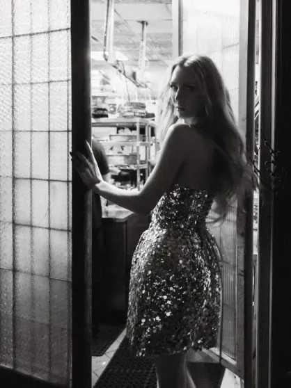 Русская аферистка Анна Делви снялась в кокошнике и на фоне матрёшек