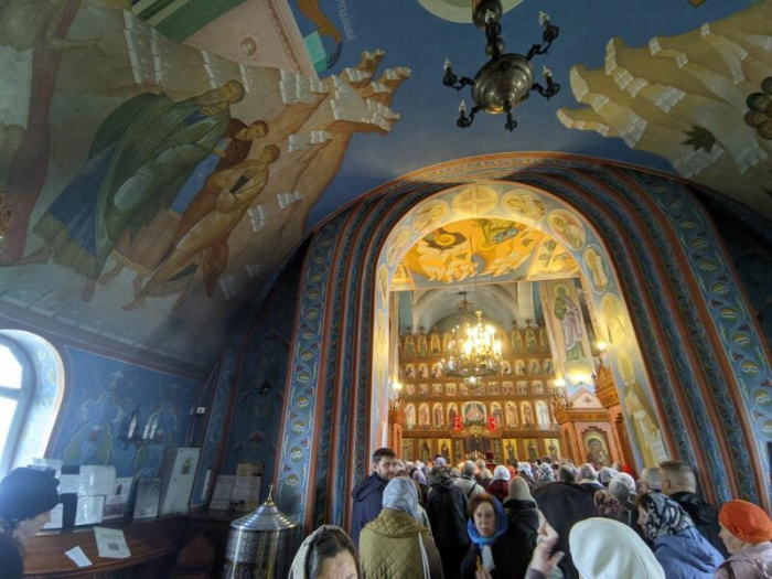 Свечи, молитвы и милостыня: фоторепортаж из храма Иоанна Богослова в день Радоницы