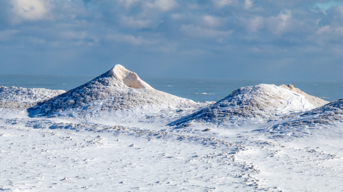 Ледяные вулканы: что выстреливает из жерла вместо лавы