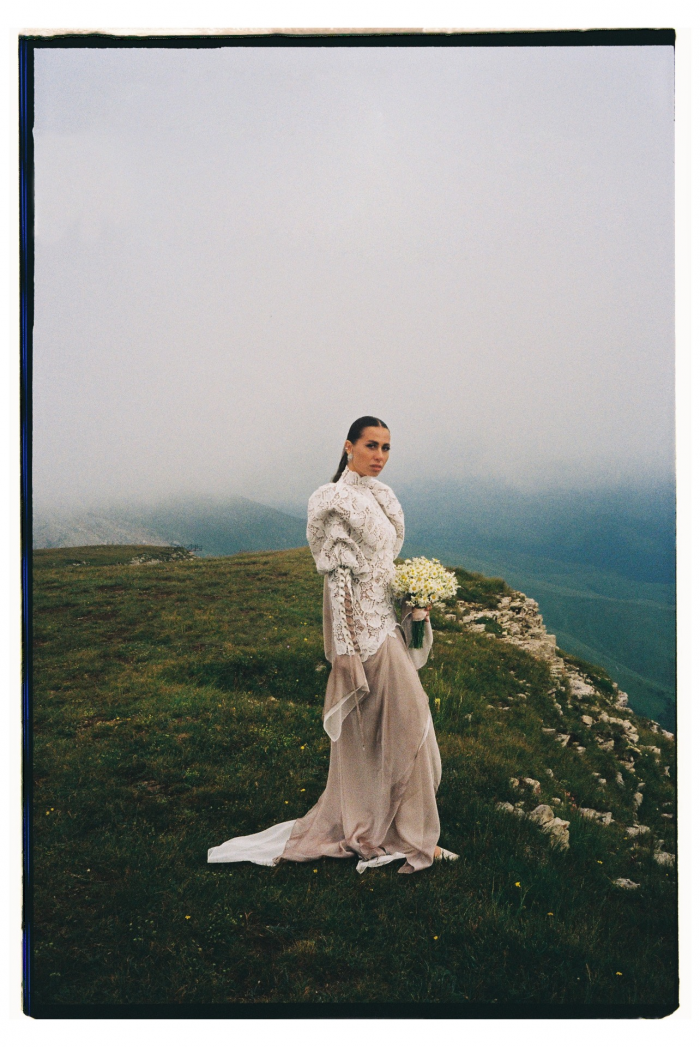 Выездная церемония в горах и платье невесты с отсылками к традициям народа Кавказа - свадьба на плато Бермамыт