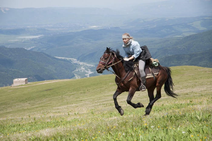 «Закрой глаза и держись за седло» Россиянка преодолела верхом на коне самые труднодоступные маршруты России. Как ей это удалось?