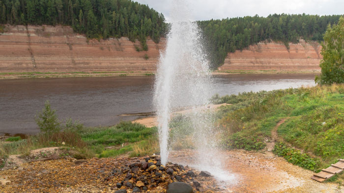 Миллионы лет Земля собирала разноцветные слои, а потом — подняла их яркими гребнями. Радужные горы.