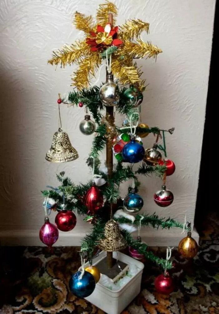 Как выглядели домашние новогодние елки в России 1990-х годов (ностальгическая и местами смешная фотоподборка)