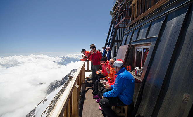 Один из самых отдаленных отелей мира расположен на вершине, на высоте более 4 км. Как он устроен