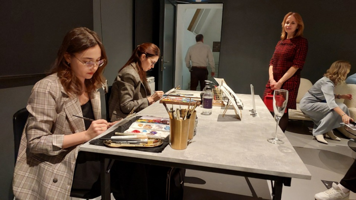 Новогоднее настроение художники упаковали в меховые письма, джинсовые горы, икру из агата