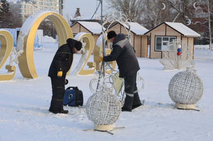 Новогодний городок начали разбирать на площади Свободы в Барнауле. Фото