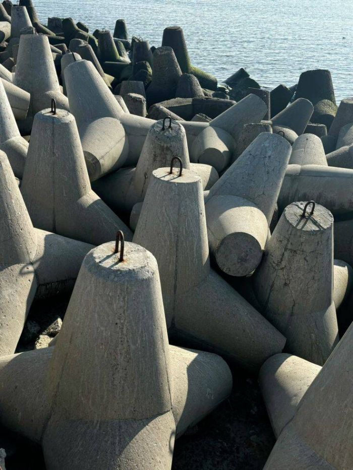 Что такое тетраподы и зачем их устанавливают на побережье