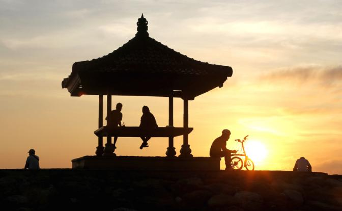 «Русские деревни» на Бали закрывают- не надо было голыми позировать и песни бранные горланить