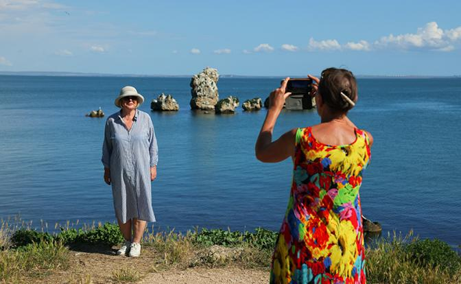 «В холодное море войдет!»: Спасение курортного сезона в Крыму легло на плечи московских пенсионерок