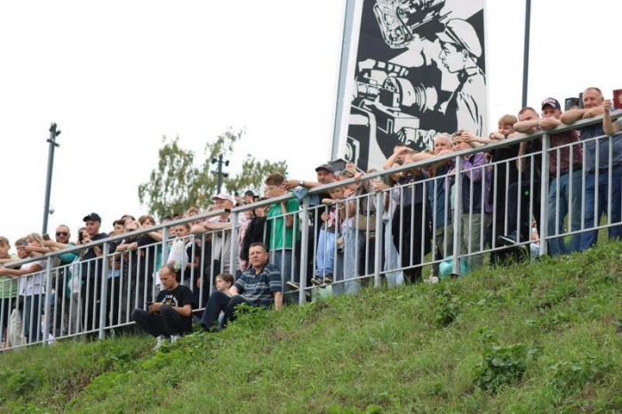 Рев моторов и искры в небе. "Русские витязи" показали грандиозное авиашоу над Обью