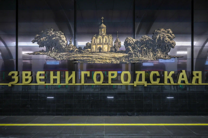 Мерцающие звезды, барельефы и панели, меняющие цвет: чем удивляет новая Рублево-Архангельская линия метро, которая открылась на День города