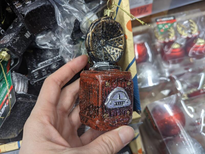Мохнатые, аппетитные и черные. Какие новогодние игрушки можно найти в магазинах Барнаула