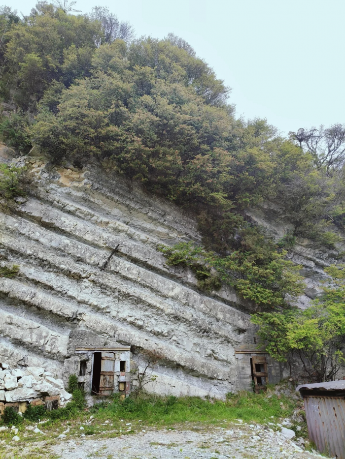 40 лет под замком. Рискнул заглянуть за замурованную дверь в скале и обнаружил заброшенный мир