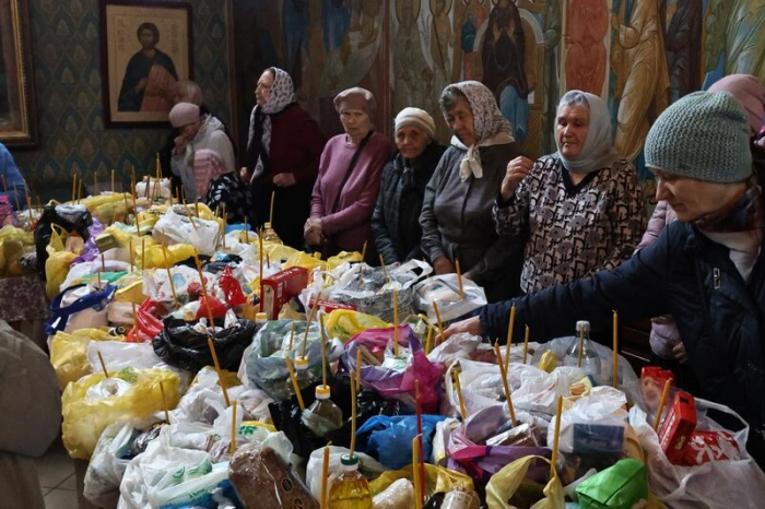 Свечи, молитвы и милостыня: фоторепортаж из храма Иоанна Богослова в день Радоницы