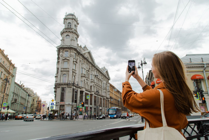 Шесть аудиогидов по Петербургу — от стрит-арта на Петроградской стороне до инстаграмных парадных у «Владимирской»