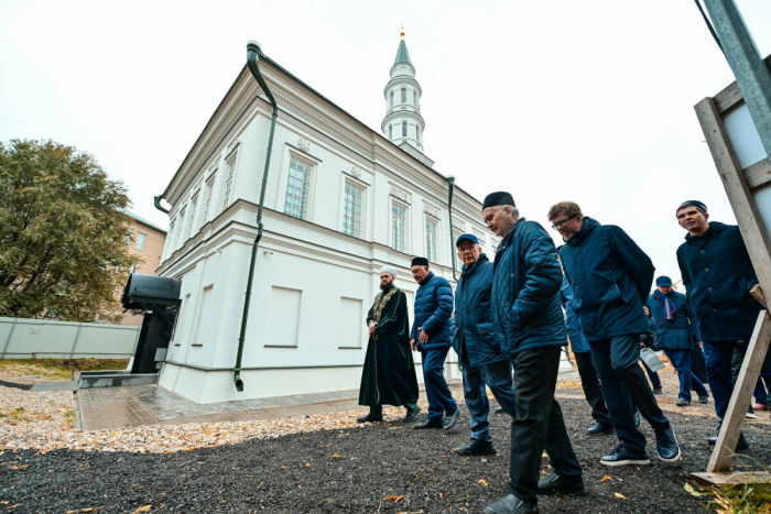 «После векового молчания вновь звучит азан»: Минниханов посетил мечети и храмы