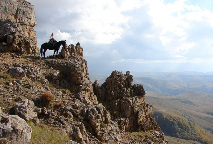 «Закрой глаза и держись за седло» Россиянка преодолела верхом на коне самые труднодоступные маршруты России. Как ей это удалось?
