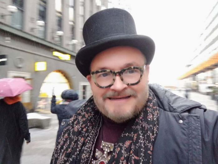 «Жизнь — это радостное путешествие»: 66-летний Александр Васильев показал свой парижский дом