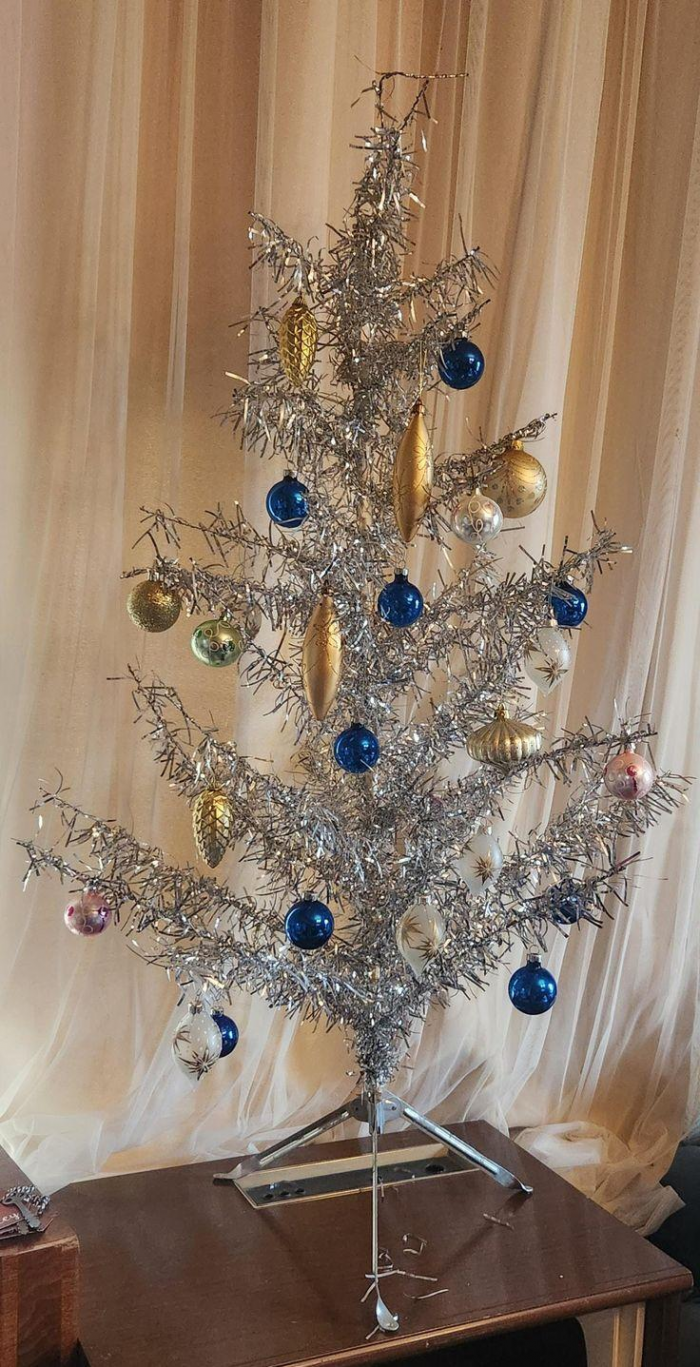 Как выглядели домашние новогодние елки в России 1990-х годов (ностальгическая и местами смешная фотоподборка)