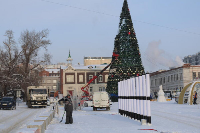 Новогодний городок начали разбирать на площади Свободы в Барнауле. Фото