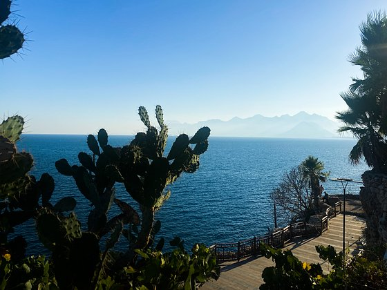 Куда поехать на море с детьми в 2026 году: 11 направлений и курортов для недорогого отдыха