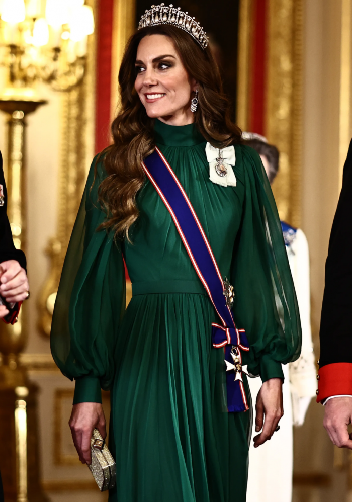 Изумрудный шелк и тиара «Узелки любви»: Кейт Миддлтон и принц Уильям на банкете в честь визита президента Нигерии