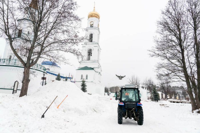 Семиметровые ангелы из снега, горки и пряники: как Раифа готовится к Крещению и Рождеству