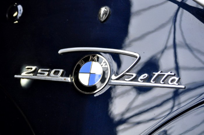 Гибрид холодильника и мотороллера: как неказистый Iso Isetta помог BMW не обанкротиться